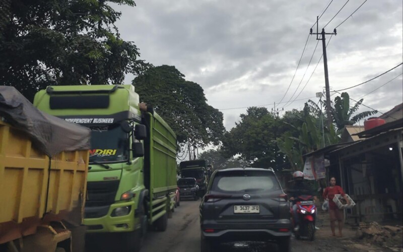 Jalan Parungpanjang Rusak Parah, Jalur Lintasan Kendaraan Bermotor Dirubah