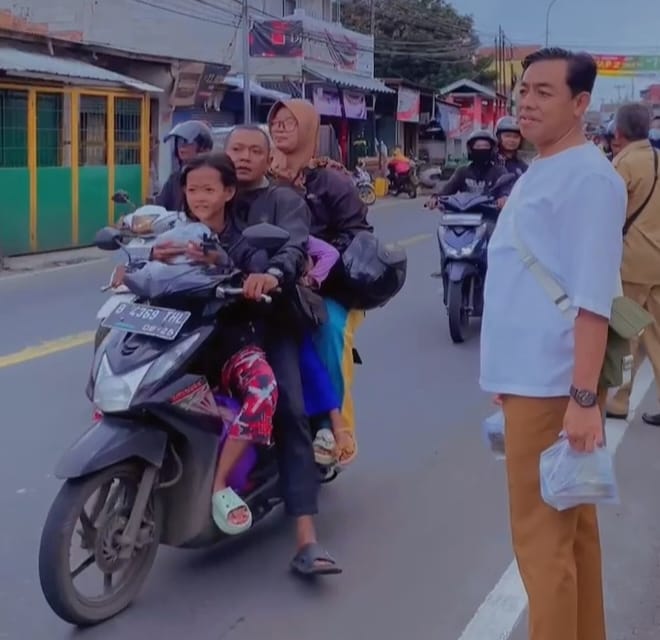100 Takjil Gratis Dibagikan di Kantor UPT Pengelolaan Sampah Wilayah VI Leuwiliang
