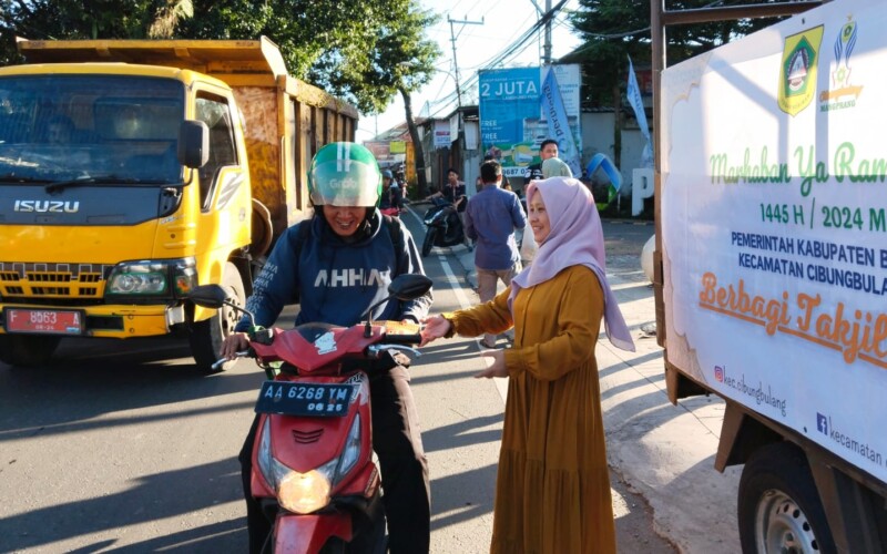 Kecamatan Cibungbulang Bagi 150 Takjil Gratis Kepada Masyarakat Pengguna Jalan