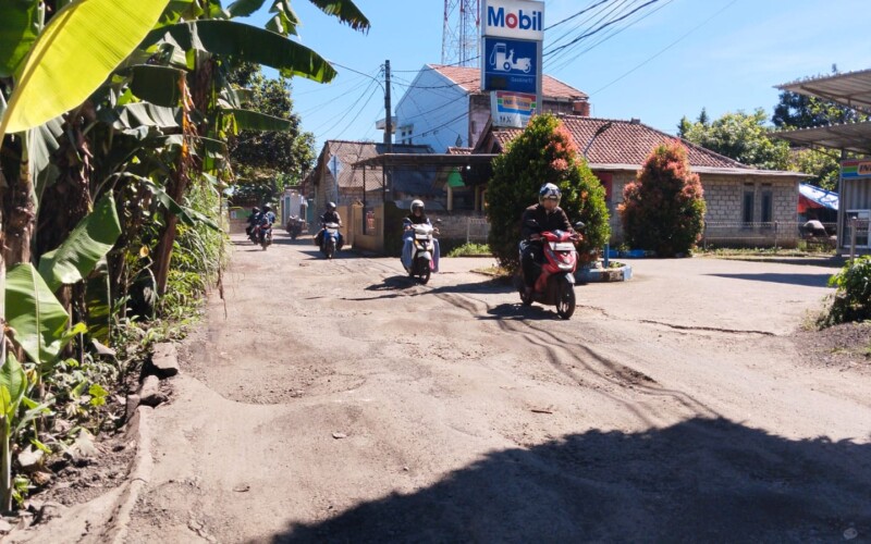 Ruas Jalan Cijujung – Galuga Rusak Parah Lantaran Berlubang dan Bergelombang