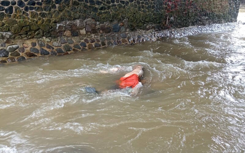 Warga Sempur Geger Temukan Mayat Pria di Sungai Ciliwung