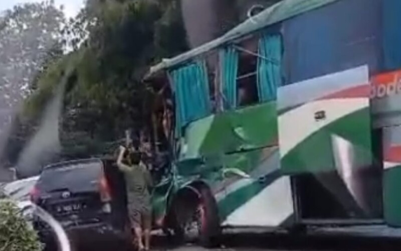 Tak Kuat Nanjak, Truk Tabrak 5 Kendaraan di Jalan Raya Transyogi