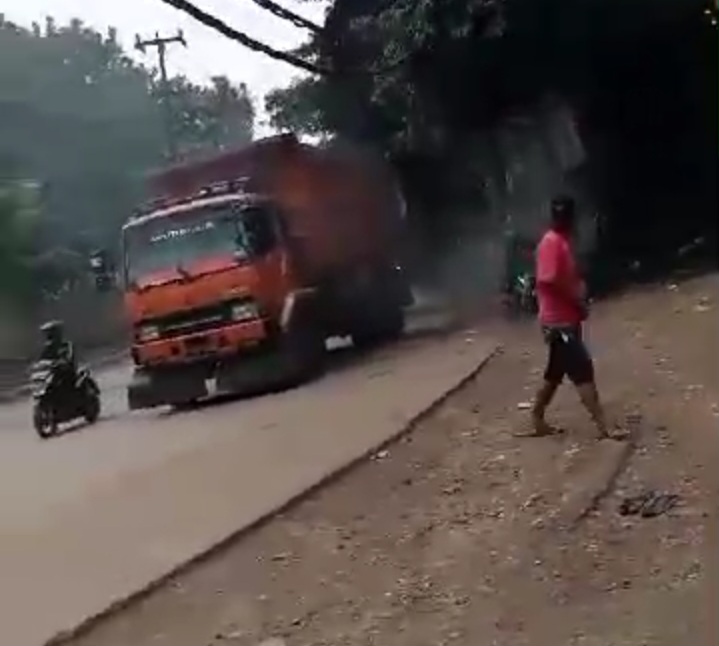 Truk Langgar Jam Operasional, Warga Kesal Turun Ke Jalan, Videonya Viral