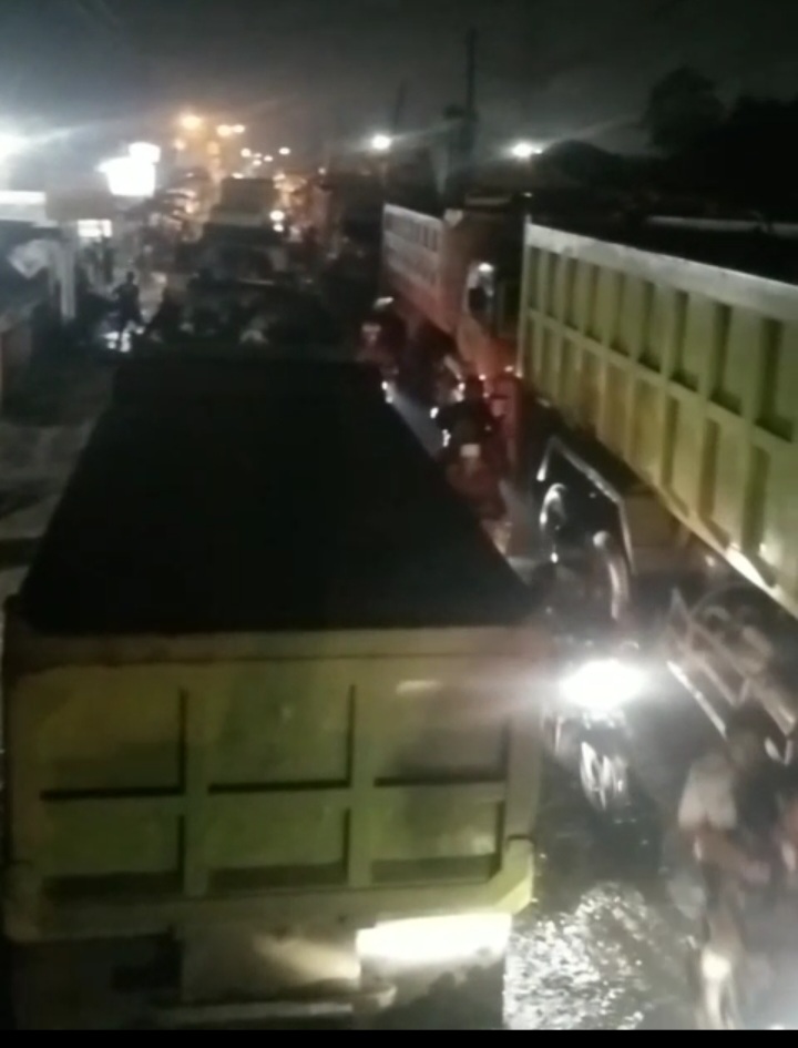 Sopir Truk Tambang Demo Tutup Jalan, Parung Panjang Macet Total