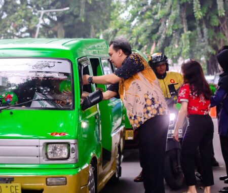 General Manager Hotel Salak The Heritage ikut bagikan 500 paket nasi dan takjil