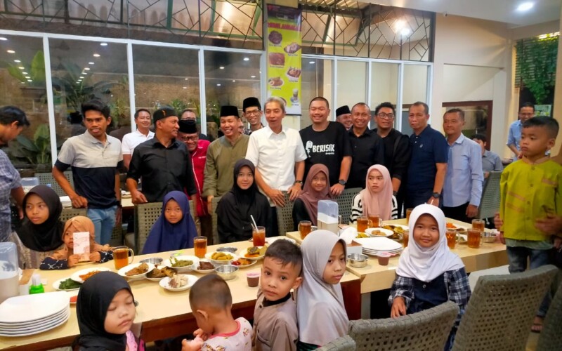 Bukber Bareng Kucing Hitam Dedie Rachim Diamienkan Anak Yatim Jadi Wali Kota