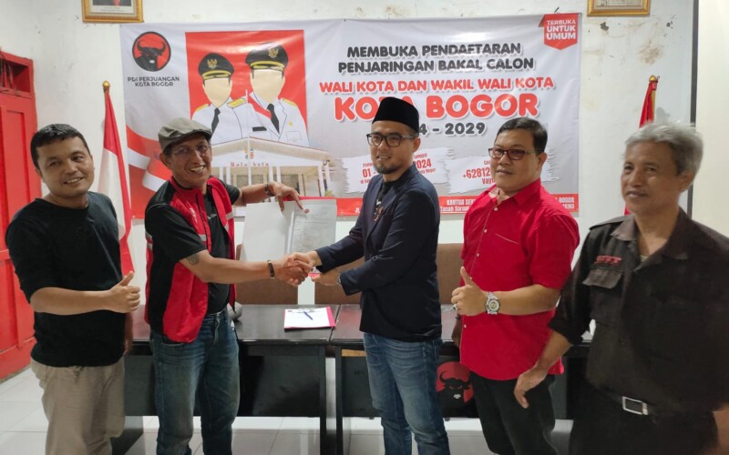 Eka Maulana Resmi Ambil Formulir Pendaftaran Bacawalkot Bogor di DPC PDI Perjuangan