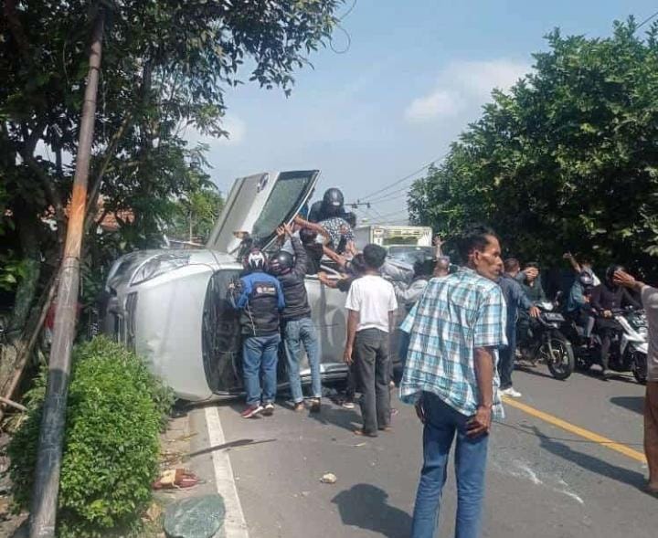 Diduga Sopir Ngantuk, Satu Unit Mobil Oleng dan menabrak Tukang Jamu