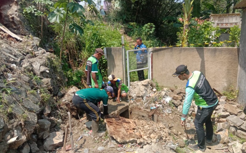 Akibat Hujan Deras, Tebingan di Jalan Desa Cimanggu 2 Longsor