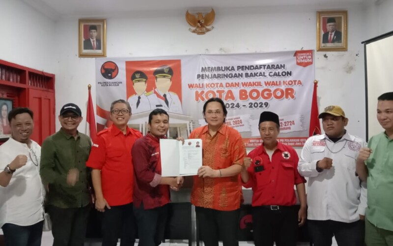 Farhat Abbas Resmi Menyerahkan Formulir Bacawalkot dari PDIP