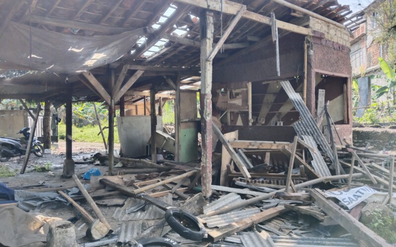 Penjual Obat Golangan G Berkedok Warung Dirobohkan Warga