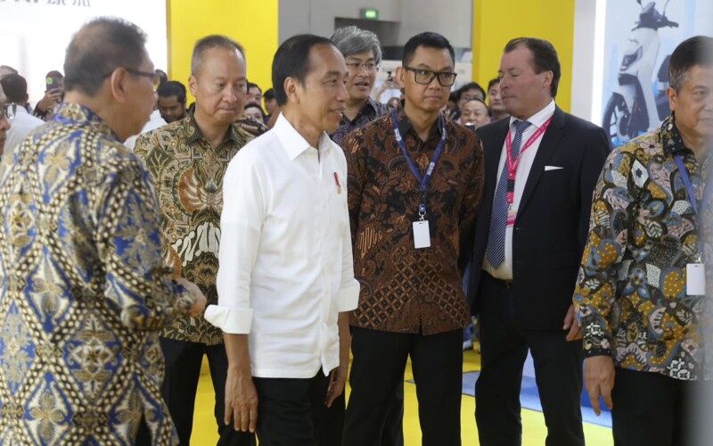 Dikunjungi Presiden Jokowi, Dirut PLN Paparkan Kesiapan Ekosistem Kendaraan Listrik di Booth PLN di PEVS 2024