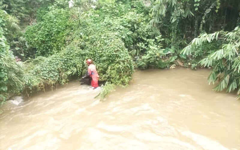 Terjun ke Sungai di Cilebut, Pemotor Berhasil Selamat