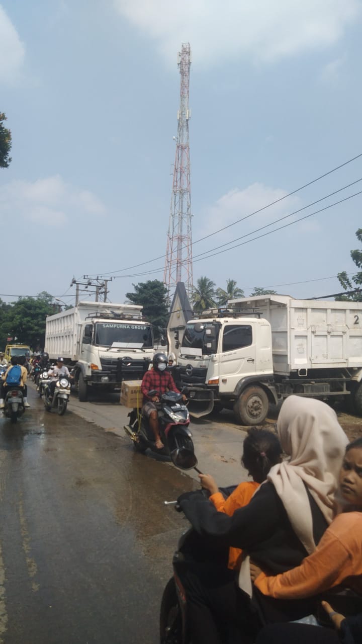 Kesal Jam Operasional Dilanggar, Warga Hadang Laju Truk Tambang