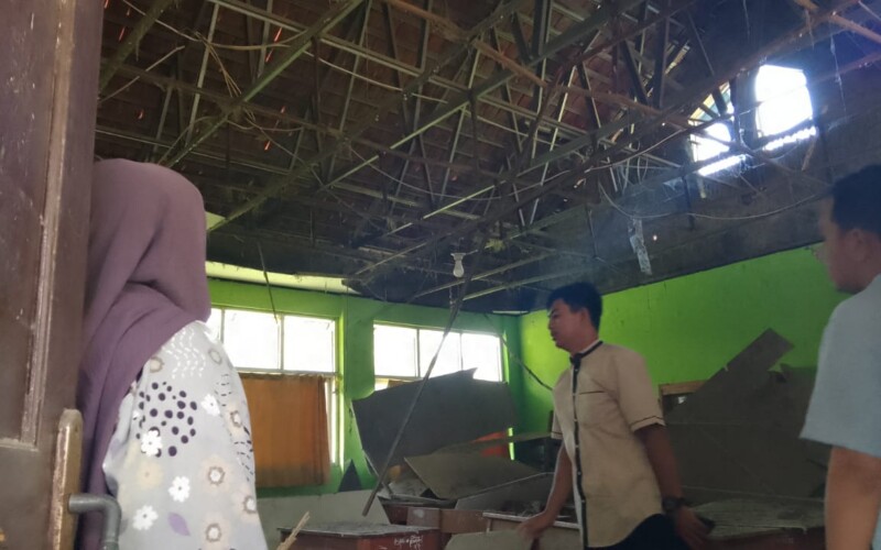 Atap Plafon Ruang Kelas SDN Cipinang 3 Rumpin Ambruk. Ironi Infrastruktur Pendidikan di Daerah Kaya Tambang
