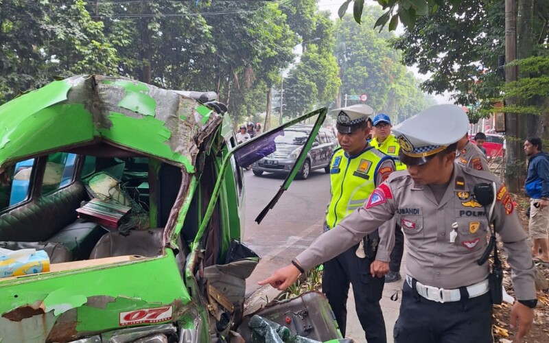 Angkot Tabrak Truk Sampah di Jalan Sudirman, Sopir dan Penumpang Terluka