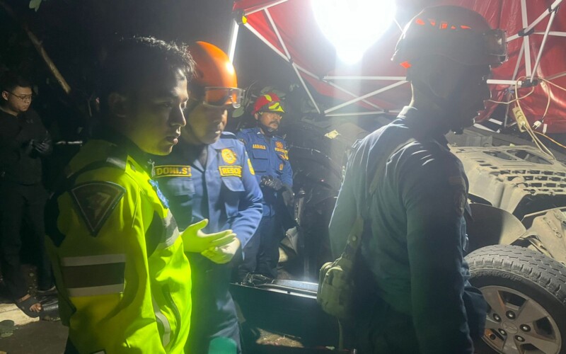 Satu Orang Tewas Dalam Kecelakaan Minibus Tabrak Warung Tenda di Pakansari