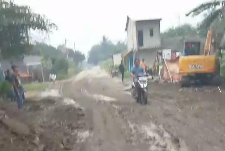 Jalan Raya Leuwiranji yang Menghubungkan Kecamatan Gunungsindur Dibiarkan Rusak