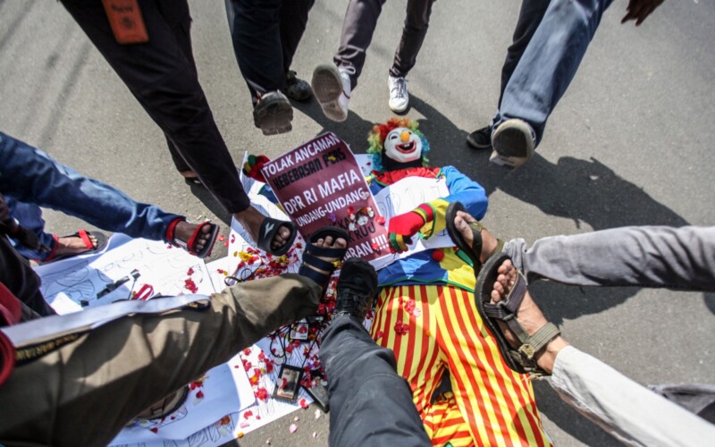 Tolakan RUU Penyiaran, Jurnalis di Bogor Gelar Teatrikal