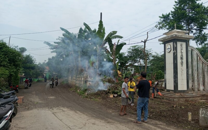 Warga Sukamulya Rumpin Gelar Gotong Royong Bersihkan Jalan dan Tugu Perbatasan Wilayah
