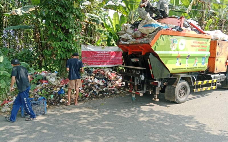 DLH Angkat Bicara Soal Tumpukan Sampah Liar di jalan Kapten Dasuki Bakri Desa Cibatok II.