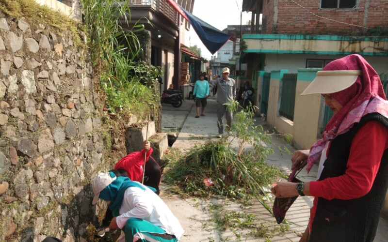 Desa Cimanggu 2 Gelar Jumsih PKK serta Warga RW 08 Secara Gotong Royong