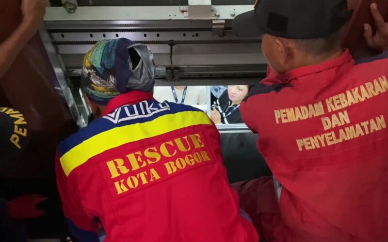 Damkar Kota Bogor Evakuasi Pengunjung Hotek Terjebak Dalam Lift