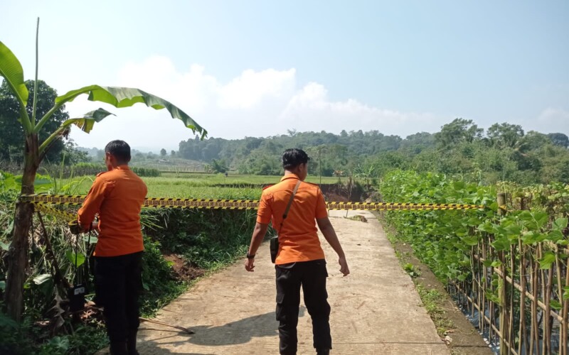 Akses Jalan Warga Desa Tangkil Caringin Terputus Gegara Longsor