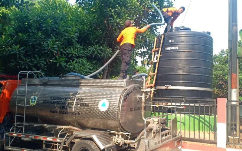 BPBD Salurkan 5.000 Liter Air Bersih Untuk Warga Jonggol Gegara Tak Ada Hujan