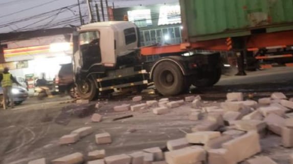 Dua Truk Kecelakaan di Jalan Raya Transyogi Gunung Putri