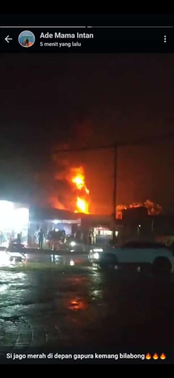 Toko Penjual Ban Hangus Terbakar di Kemang