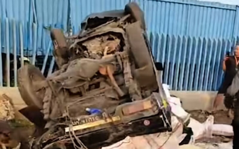 Truk Semen di Jonggol Tabrak Pikap Hingga Terguling