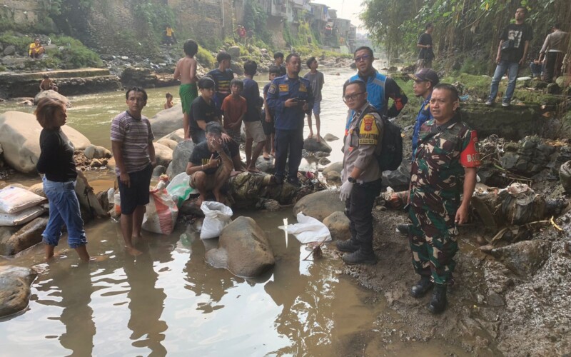 Warga Sukamulya Dihebohkan Penemuan Bayi di Aliran Sungai Ciliwung