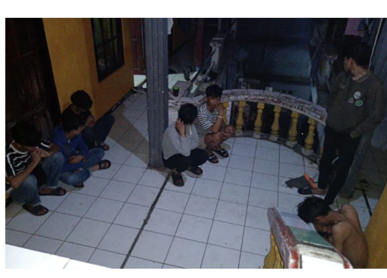 Pesta Miras Hingga Berduaan Dalam Kamar, Belasam Muda-Mudi Digrebek Polisi dari Kamar Indekos