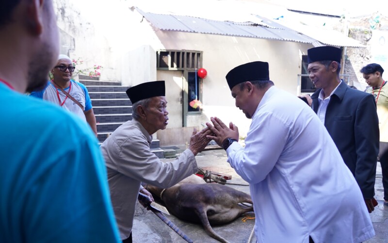 Rayakan Idul Adha 1445 H, Atang Trisnanto Potong Sendiri Hewan Kurban