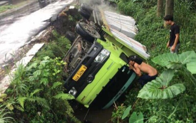 Diduga Oleng, Truk Bermuatan Matrial Terperosok di Pamijahan