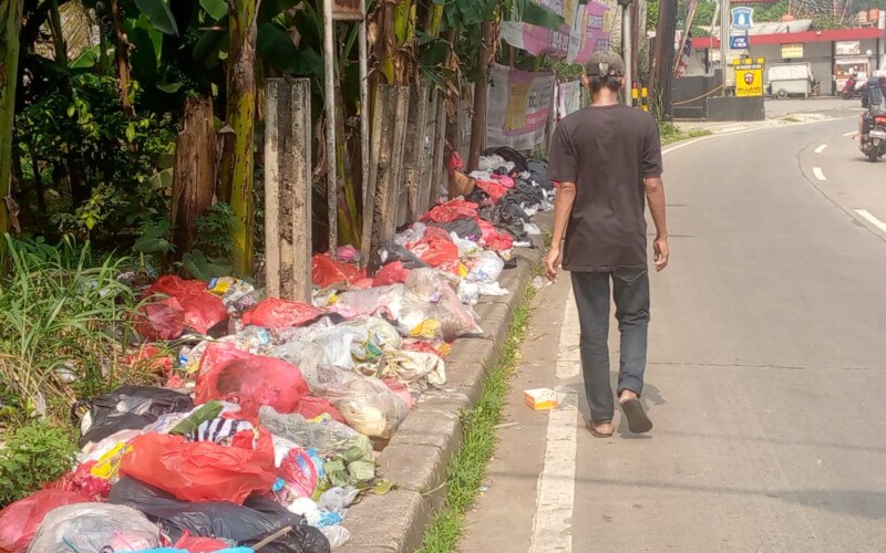 Spanduk Bodong dan Sampah Liar di Jalan Raya Kemang Semakin Menggunung