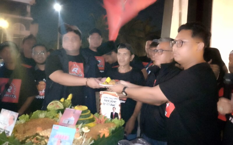 Relawan Jokowi Bogor Raya Potong Tumpeng, Rayakan Ulang Tahun Jokowi di Tugu Kujang Bogor
