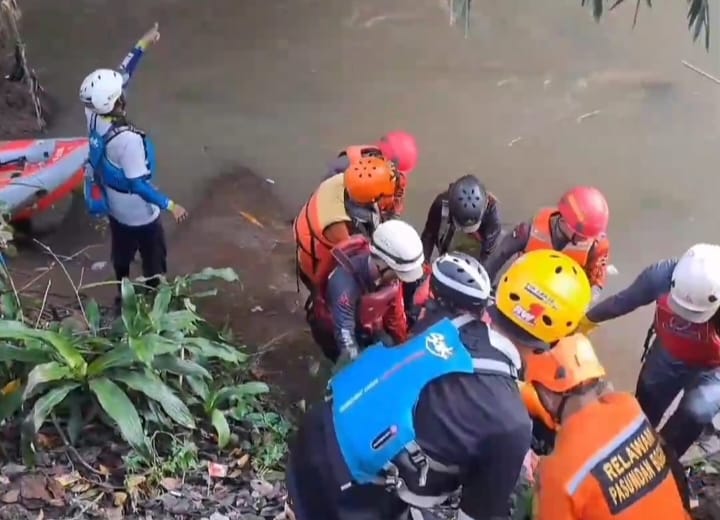 Korban Tenggelam di Kali Ciluar Berhasil Ditemukan Tim SAR dengan Radius 1.5 KM