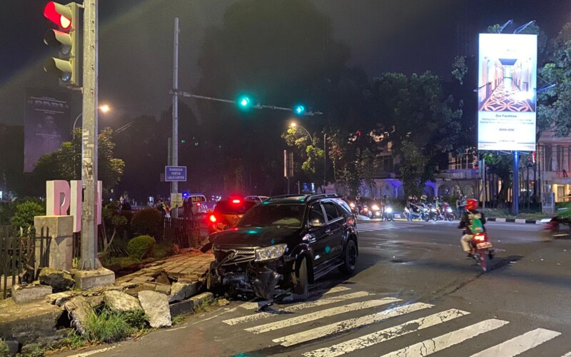Mobil Ayla Tertabrak Fortuner di Jalan Pajajaran Satu Orang Tewas, Diduga Trobos Lampu Merah