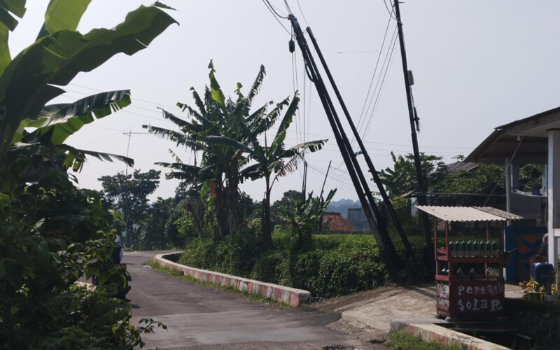Tiga Tiang Provider Miring, Masyarakat Khawatir