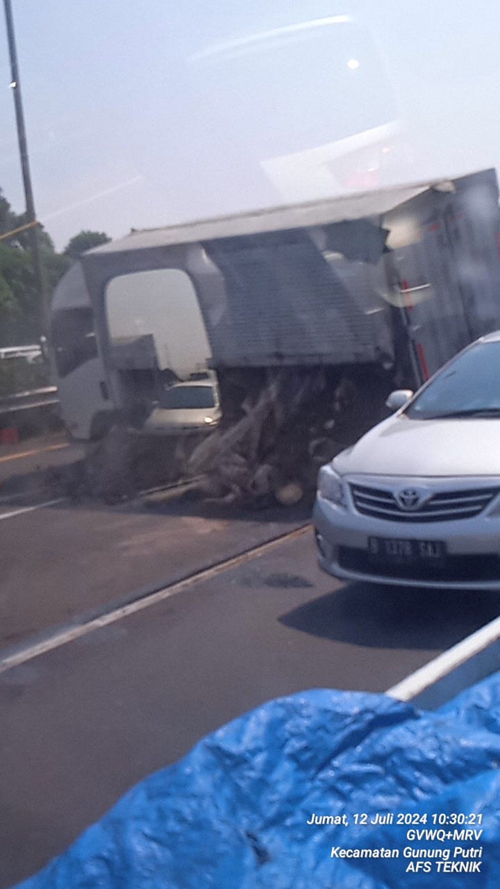 Gegara Ban Pecah, Truk Boks Terguling di Tol Jagorawi KM 23
