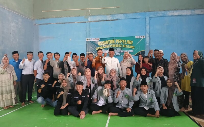 Kepala Desa Cibitung Wetan Berikan 25 Almamater Remaja Mesjid