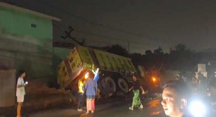 Diduga Rem Blong, Truk Tronton Tabrak Tiang Listrik Hingga Roboh