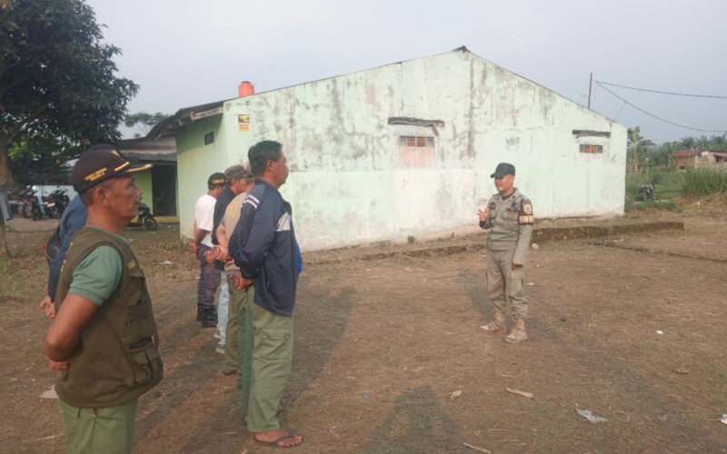 Mantapkan Anggota Linmas, Pol PP Kecamatan Pamijahan Binwil Desa Cibening Beri Pelatihan PBB
