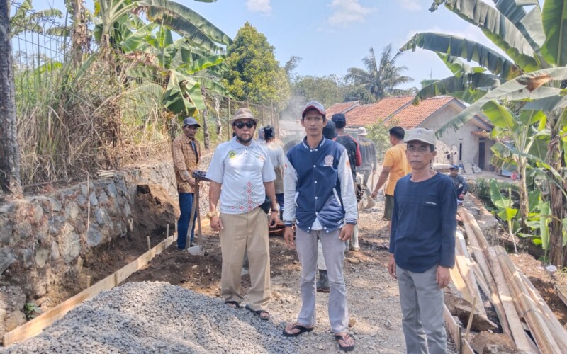 Serap Anggaran DD tahun 2024, Pemdes Gunung Bunder 2 Bangun Jalan Lingkungan