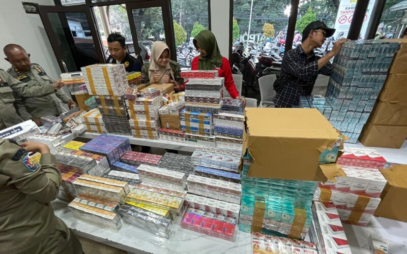 Satpol PP Razia Rokok Ilegal di Wilayah Kota Bogor