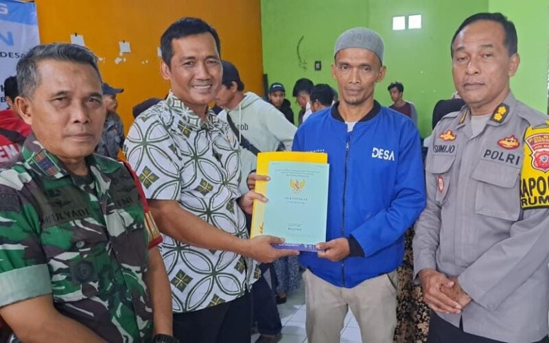 Pemdes Kampung Sawah Salurkan Ratusan PTSL Bagi Masyarakat