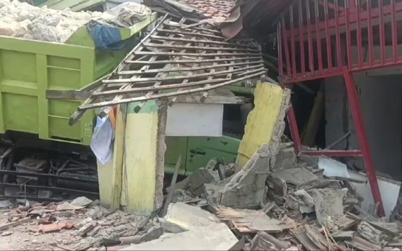Hilang Kendali, Dump Truk Seruduk Mobil Pick Up dan Rumah di Cileungsi