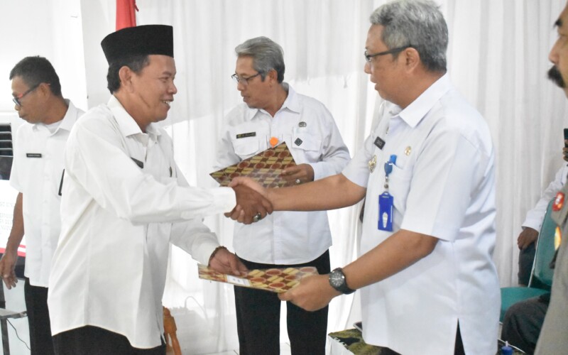 80 Orang BPD Kecamatan Gunungsindur Dapat SK Perpanjangan Masa Jabatan